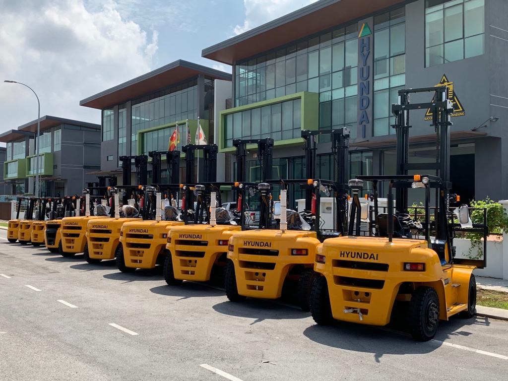 Side view of the Hyundai forklift lineups